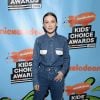 Millie Bobby Brown é adepta do jeans com jeans