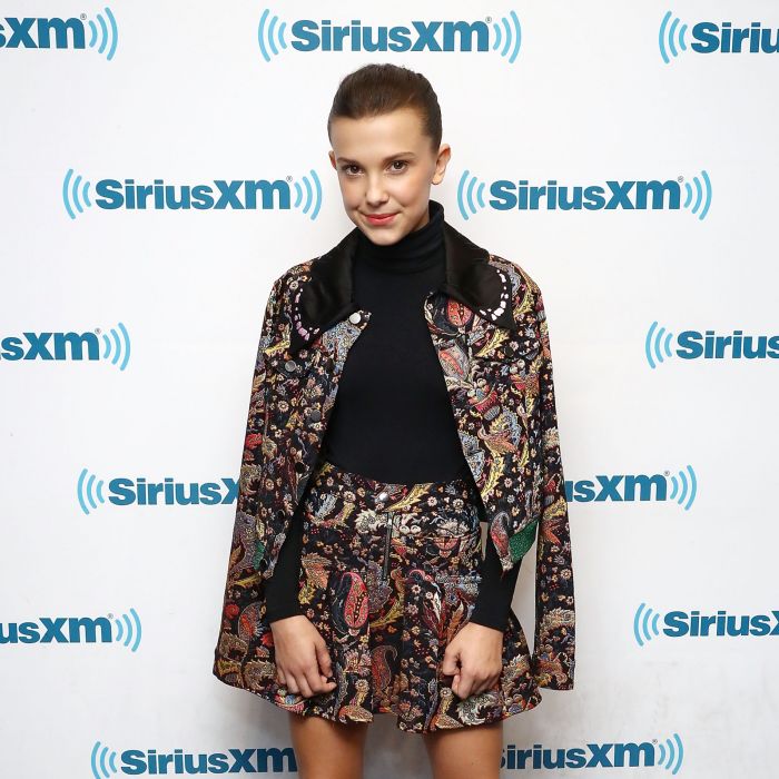 Millie Bobby Brown: conjunto estampado quebrou look preto