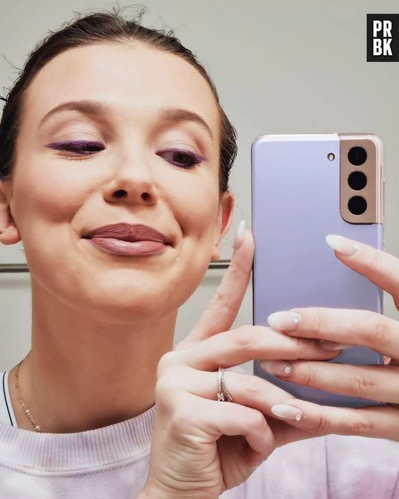 Roxo é a cor preferida de Millie Bobby Brown. Dá para perceber!