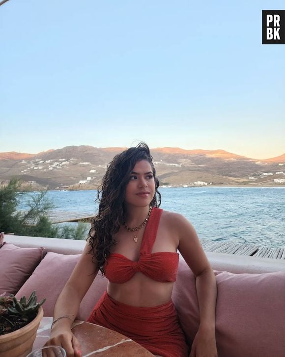 Maisa arrasou com look vermelho brilhante para jantar em Mikonos