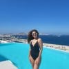 Maisa apostou em maiô preto versátil para look de praia