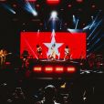 Manu Gavassi mostrou estrela branca na sua turnê "Eu Só Queria Ser Normal" em referência ao PT