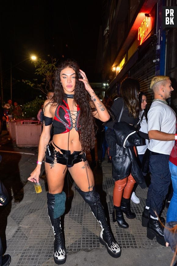 Pabllo Vittar usou cropped trançado em evento