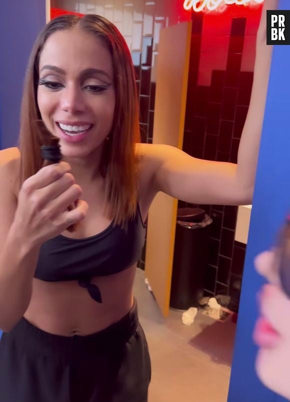 Anitta cortou cabelo durante festa no final de semana