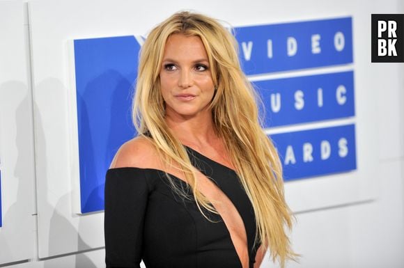 "Hold Me Closer": ideia de chamar Britney Spears para o feat veio de David Furnish, marido de Elton John 