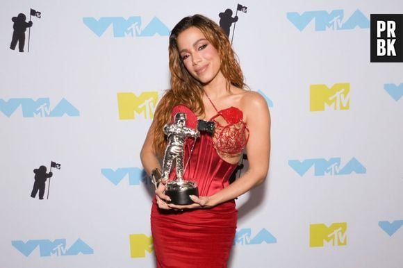 Anitta se emociona com prêmio no VMA 2022: "Me sinto muito grata que tudo que sonhei na minha vida era para levar esperança para o meu povo"