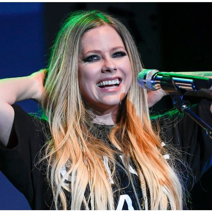 Avril Lavigne diz que sempre vai tocar hits como &quot;What The Hell&quot;, &quot;Girlfriend&quot; e &quot;S8er Boi&quot;