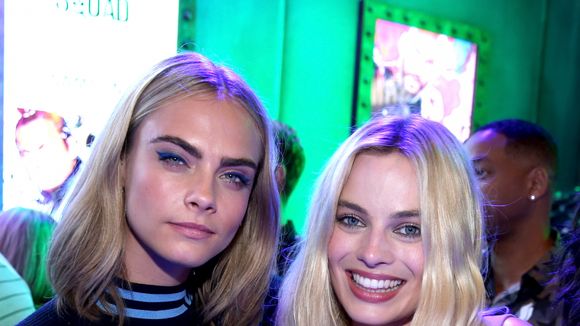 Fotos: Margot Robbie chora e fica abalada ao deixar casa de Cara Delevingne