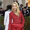 Cara Delevingne parecia incapaz de controlar os movimentos do corpo em certos momentos, se curvando, deixando cair o aparelho celular e andando muito nervosa, como se não conseguisse parar de se mover.