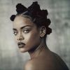 Rihanna tira a blusa e posa toda sexy para a revista I-D