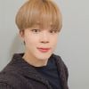 BTS: Jimin já teve cabelo castanho bem claro, com corte reto