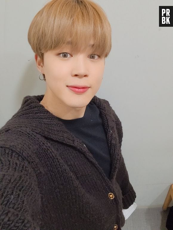 BTS: Jimin já teve cabelo castanho bem claro, com corte reto