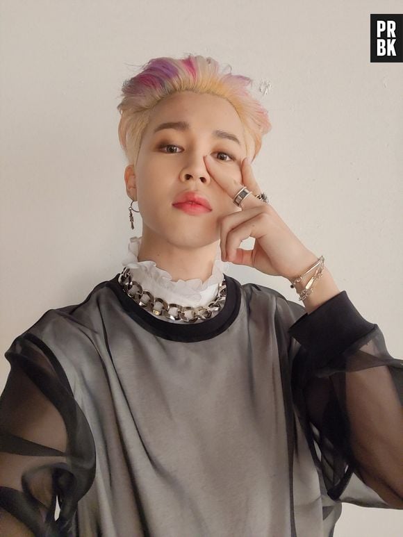 Na era de "Butter", Jimin do BTS estava com mechas coloridas