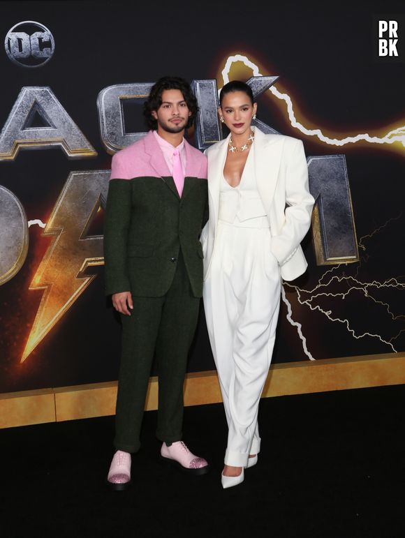 Bruna Marquezine e Xolo Maridueña estiveram juntos pela première do filme "Adão Negro", em Nova York, nos Estados Unidos