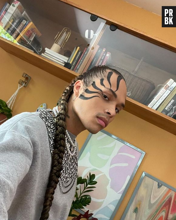 Vitão desmentiu que tivesse engatado um affair com um rapaz, após supostas conversas serem expostas na mídia