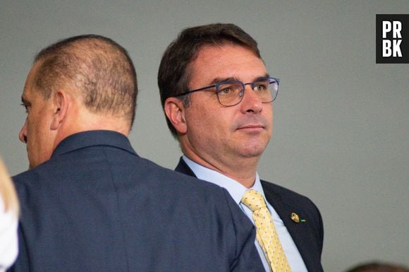 Flávio Bolsonaro divulgou montagem de Casimiro e post ficou no ar por 15 horas