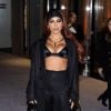 Anitta usa sandália polêmica da Burberry e web opina: "tornozeleira eletrônica"