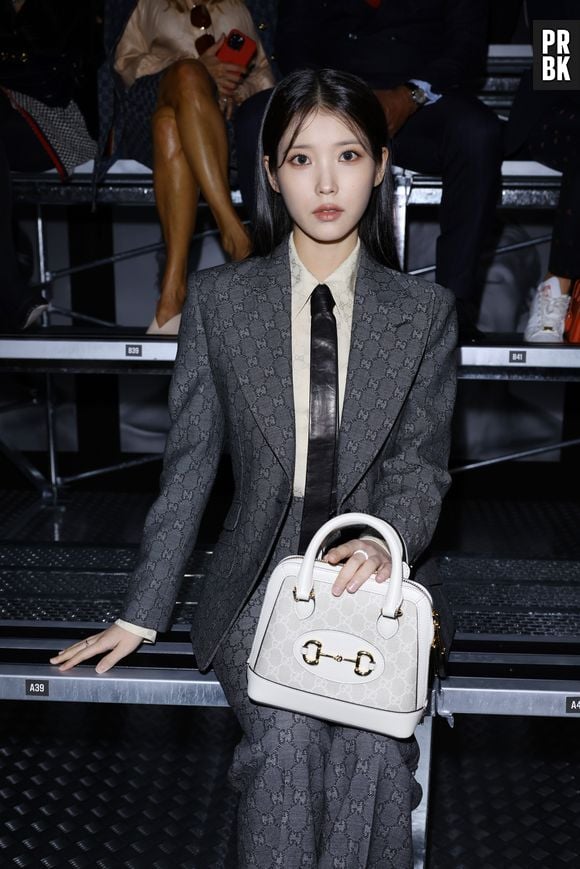 IU é embaixadora e foi a evento da Gucci na Semana de Moda