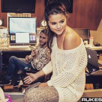 Selena Gomez e Zedd voltam aos estúdios e produtor compartilha foto no Instagram