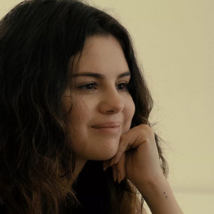 Fãs partiram em defesa de Selena Gomez, que lançou o documentário &quot;My Mind &amp;amp; Me&quot;, na última sexta-feira (4)