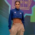 Deborah Secco usa cropped feito com a camisa do SporTV, calça cargo e lingerie à mostra para apresentar programa da Copa do Mundo 2022