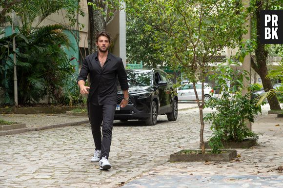 "Travessia": Ari (Chay Suede) vai escrever livro sobre a construtora, abandonando ideais