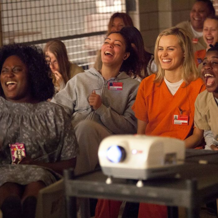 A prisão de &quot;Orange is the New Black&quot; é só para mulheres e muitas histórias foram contadas na primeira temporada