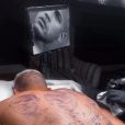 Richarlison fechou as costas com nova tatuagem, com rosto de Neymar, Ronaldo e assinatura de Pelé