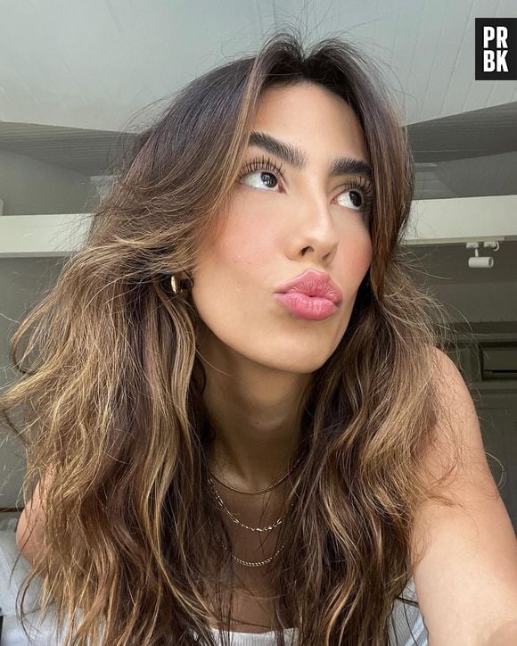 Gabi Brandt tinha o cabelo natural fios iluminados