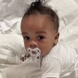 Rihanna encanta web com primeiras fotos do filho