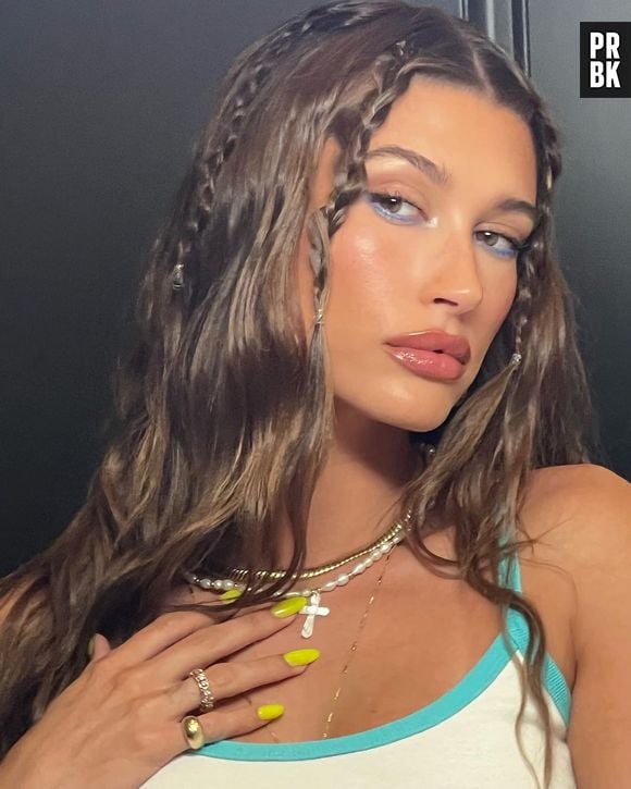 Hailey Bieber contornou os olhos com sombra azul, cor que pode bombar no Ano Novo