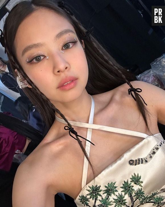 As makes do BLACKPINK são perfeitas para o Ano Novo, como mostra o look brilhoso de Jennie