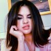 Selena Gomez foi com make metálica delicada, que é opção para o Ano Novo