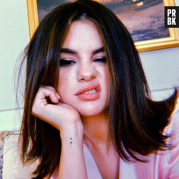 Selena Gomez foi com make metálica delicada, que é opção para o Ano Novo