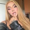 Pabllo Vittar ama lápis branco na linha d'água, que é detalhe estratégico para Réveillon na praia