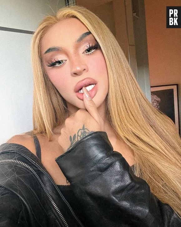 Pabllo Vittar ama lápis branco na linha d'água, que é detalhe estratégico para Réveillon na praia