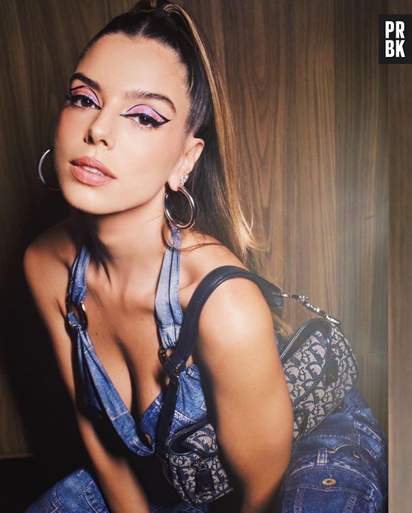 Giovanna Lancellotti investiu em sombra rosa e delineado de contorno para make criativa