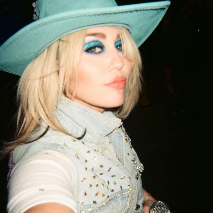 Miley Cyrus apostou em sombra azul e muito glitter para make durante turnê na América do Sul