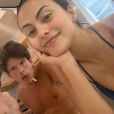 Camila Mendes e Rudy Mancuso foram vistos em praia, no último domingo (1º), assumindo de vez a relação