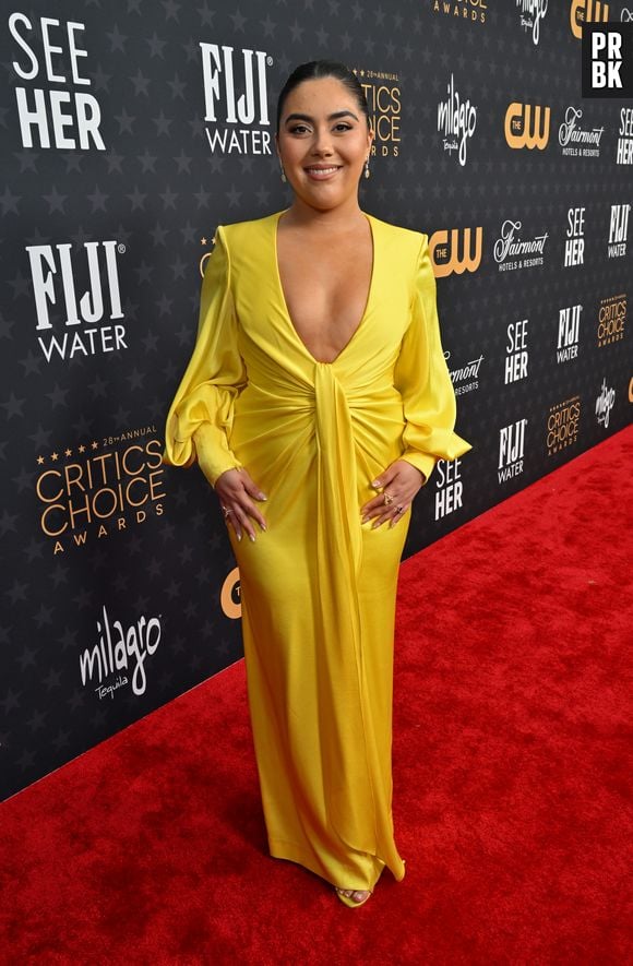 Critics Choice Awards 2023: Emily Uribe de Alex Perry