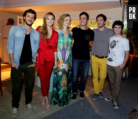 Isabelle Drummond posa ao lado de Jayme Matarazzo, Maria Eduarda, Thiago Rodrigues, Michel Noher e Ghilherme Lobo, seus irmãos em "Sete Vidas"