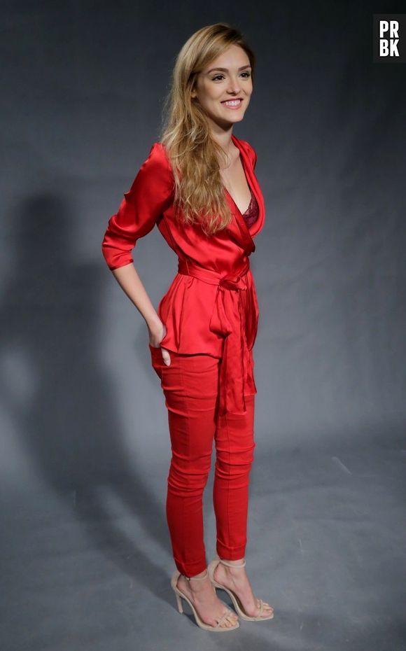 Isabelle Drummond estava com visual decotado na coletiva de "Sete Vidas"