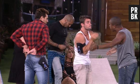 Rafael e Cézar tentam separar Fernando e Luan no "BBB15"