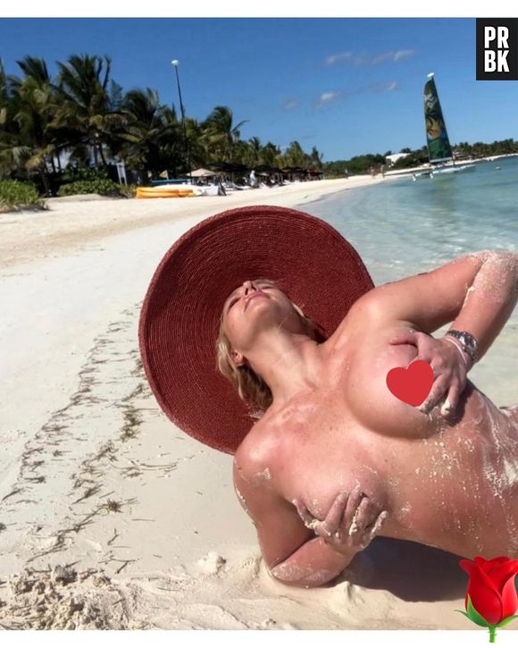 Britney Spears faz topless na praia