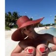 Britney Spears faz topless em viagem à praia