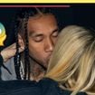 Fotos: Avril Lavigne e Tyga se beijam pela Semana de Moda em Paris