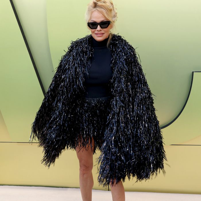  Pamela Anderson participa do Versace FW23 Show no Pacific Design Center em 09 de março de 2023 em West Hollywood, Califórnia. 