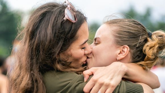 Beijar faz bem! 5 benefícios para a saúde física e emocional que você não sabia