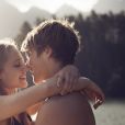 O beijo estimula a liberação de hormônios neurotransmissores como dopamina e serotonina, responsáveis pela sensação de prazer e bem-estar.