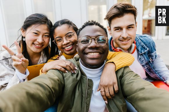 Veja 15 legendas perfeitas para usar na sua foto com amigos